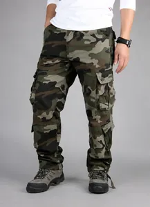Detailansicht der locker sitzenden grünen Tarn-Cargo-Hose für Herren mit Taschen
