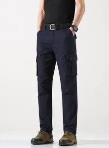 Detailansicht einer langlebigen dunkelblauen Cargo-Hose für Herren mit Taschen