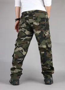 Rückansicht der langlebigen Herren-Cargohose im Camouflage-Stil mit vielen Taschen