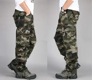Seitenansicht der Camouflage-Cargohose für Herren mit mehreren Taschen für Outdoor-Arbeit