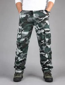 Vorderansicht der Herren-Cargohose in Blau-Camouflage mit mehreren Taschen