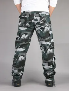 Rückansicht der strapazierfähigen Camouflage-Cargo-Hose mit praktischen Taschen