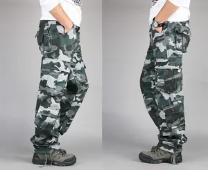 Detailansicht der strapazierfähigen Herren-Cargohose mit Camouflage-Muster und Taschen