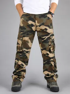 Detailansicht robuster Baumwoll-Cargohose im Camouflage-Stil mit praktischen Taschen