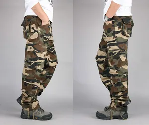 Detailansicht der Camouflage-Cargohose für Herren mit mehreren Taschen für Outdoor.