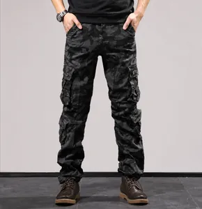 Detailansicht der strapazierfähigen schwarzen Camouflage-Cargohose für Herren