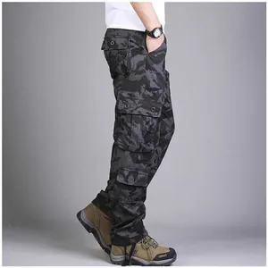Seitenansicht mit Multi-Pocket-Design der schwarzen Camo-Cargohose für Herren im Freien