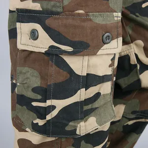 Nahaufnahme der Seitentasche mit Knopfklappe an strapazierfähiger Camouflage-Hose