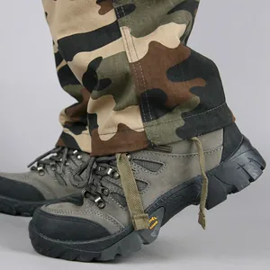 Detail der Camouflage-Baumwoll-Cargohose, kombiniert mit grauen Outdoor-Arbeitsstiefeln