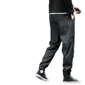 Zwarte joggingbroek voor heren met elastische manchetten en losse pasvorm voor de herfst