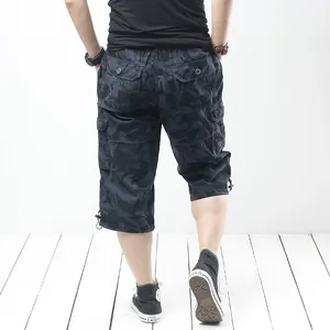 Men's loose fit camouflage 3/4 length cargo shorts with functional multi-pockets