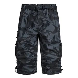 Short cargo camouflage 3/4 pour homme avec poches latérales et ceinture ajustable.