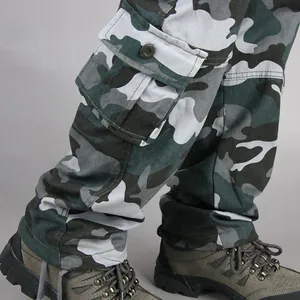Detailaufnahme der strapazierfähigen Camouflage-Cargohose mit großer seitlicher Pattentasche