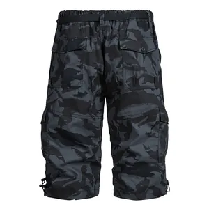 Vue arrière d'un short cargo ample pour homme avec motif camouflage, poches et ceinture
