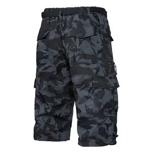 Vue arrière détaillée du short cargo camouflage pour homme avec plusieurs poches utiles