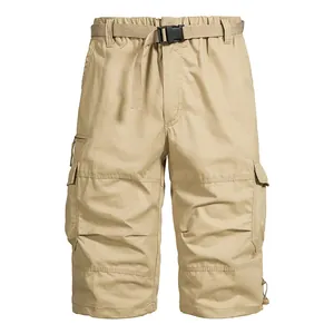 Vue détaillée du short cargo en coton kaki avec ceinture réglable pour homme