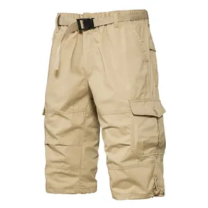 Détail du short cargo en coton kaki pour hommes avec ceinture réglable et poches latérales