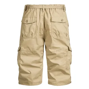 Vue arrière d'un bermuda cargo kaki avec poches arrière et taille élastiquée confortable.