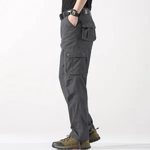Pantalones cargo holgados para hombre en gris oscuro para otoño, vista lateral con botas