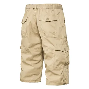 Vue arrière détaillée d'un short cargo pour homme en coton kaki avec plusieurs poches