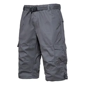 Vue détaillée montrant le tissu et la ceinture du short cargo en coton gris pour homme.