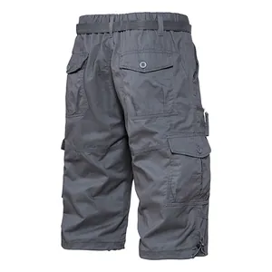 Vue arrière d'un short cargo gris foncé pour homme avec plusieurs poches et ceinture.