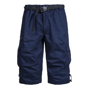 Vue détaillée d'un short cargo bleu marine pour homme avec poches latérales et ceinture
