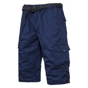 Vue détaillée du bermuda cargo en coton bleu marine pour homme avec ceinture noire