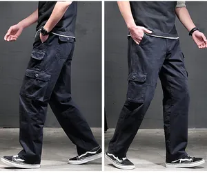Detailweergave van een losse heren cargo broek met rechte pijpen van gewassen katoen