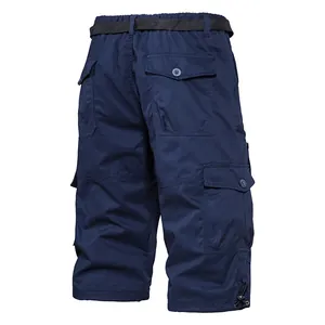 Vue arrière détaillée d'un short cargo multipoches bleu marine en coton pour homme
