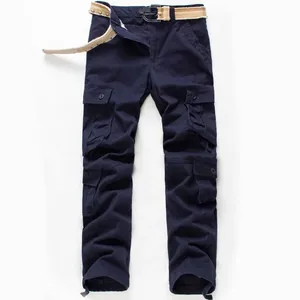 Strapazierfähige dunkelblaue Cargo-Hose für Herren mit vielen Taschen und Segeltuchgürtel
