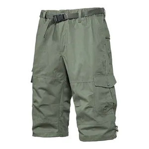Vue détaillée d'un short cargo pour homme en coton vert armée avec ceinture et poches.