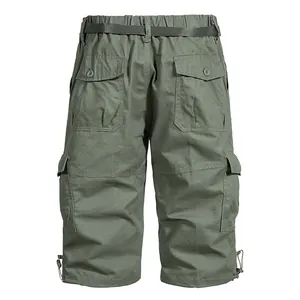 Vue arrière du short cargo en coton vert olive avec poches à rabat et détail ceinture