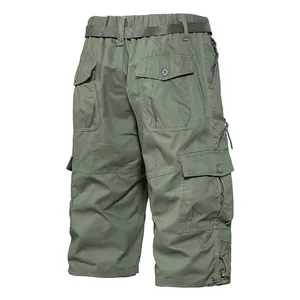 Vue détaillée du short cargo en coton vert olive pour homme avec poches latérales