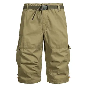 Détail du short cargo pour homme en coton vert armée avec poches multiples et ceinture.