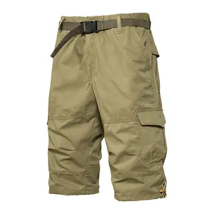 Détail d'un short cargo en coton pour homme avec poches multiples et ceinture réglable.