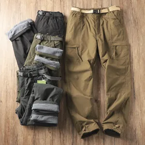 Vista dettagliata dei pantaloni cargo outdoor da uomo con calda fodera in pile in vari colori.
