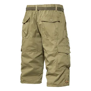 Vue détaillée du short cargo kaki en coton pour homme avec poches multiples