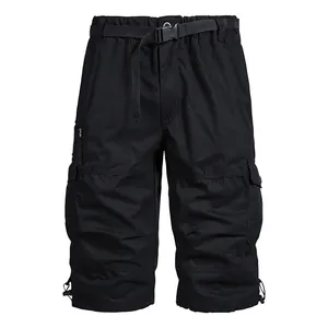 Détail de la vue frontale d'un short cargo noir en coton pour homme avec une ceinture réglable