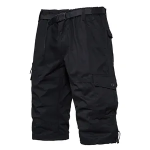 Détail du short cargo noir en coton pour hommes avec ceinture fonctionnelle et poches latérales