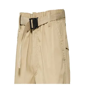 Vue détaillée du pantalon cargo kaki pour homme avec taille élastique et ceinture à boucle.