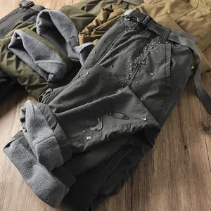 Dettaglio dei pantaloni da trekking softshell impermeabili con fodera in pile