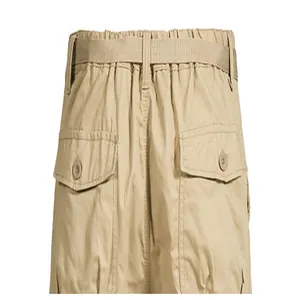 Vue détaillée d'un short cargo kaki pour homme avec taille élastique et grandes poches