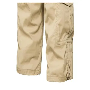 Gros plan sur un pantalon cargo en coton kaki avec poches et ourlet ajustable.