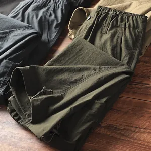 Dettaglio ravvicinato del tessuto leggero ad asciugatura rapida dei pantaloni cargo da uomo
