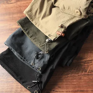 Dettaglio degli orli di pantaloni cargo ad asciugatura rapida con coulisse regolabile
