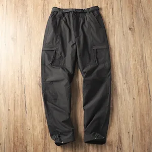 Pantaloni cargo neri da uomo per esterno con cintura regolabile e coulisse ai polsini