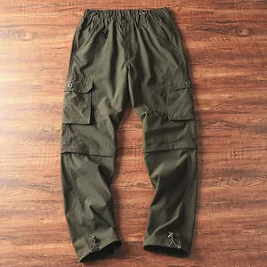 Dettaglio dei pantaloni cargo da uomo ad asciugatura rapida con gambe staccabili