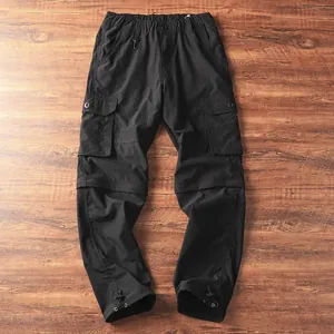 Dettaglio di pantaloni cargo tattici neri convertibili con gambe staccabili zip.