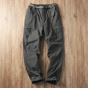 Pantaloni cargo da trekking da uomo in softshell foderati in pile su pavimento in legno